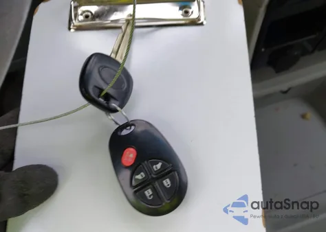 2011 Toyota Sienna Le V6 z USA, uszkodzony, nr VIN 5TDKK3DC6BS101990